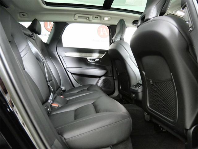 Photo of 2023 Onyx Black Metallic Volvo V90 Cross Country