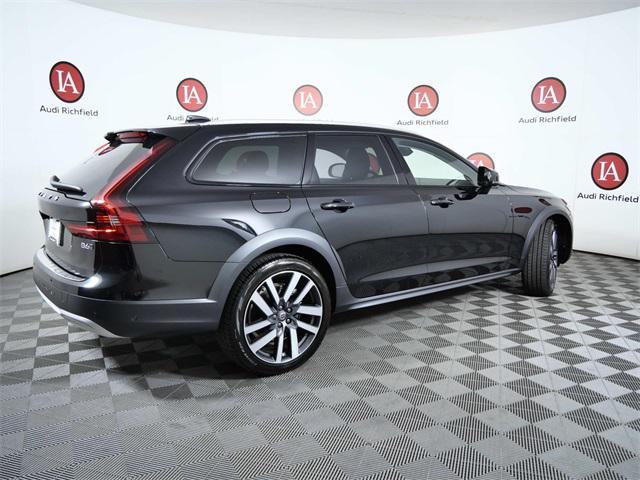 Photo of 2023 Onyx Black Metallic Volvo V90 Cross Country