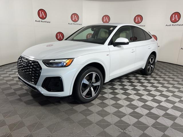 Photo of 2022 Glacier White Metallic Audi Q5