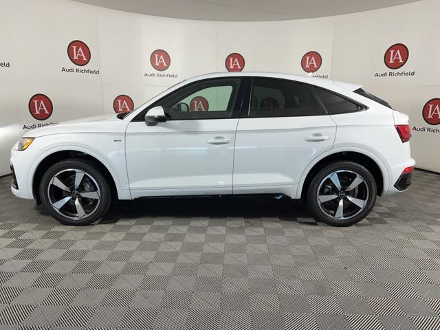 Photo of 2022 Glacier White Metallic Audi Q5