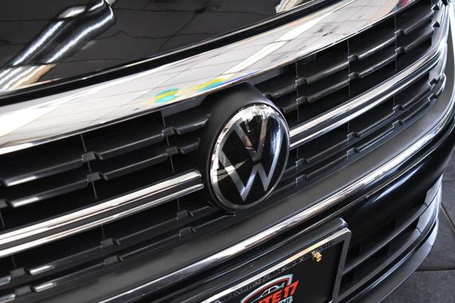 Photo of 2024 Deep Black Pearl Effect Volkswagen Jetta