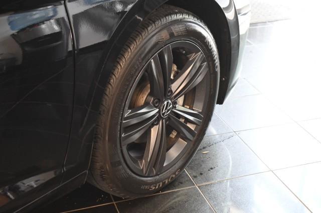 Photo of 2024 Deep Black Pearl Effect Volkswagen Jetta