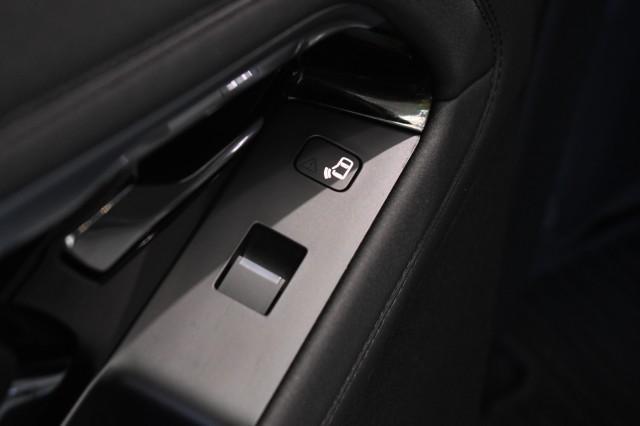 Photo of 2022 Fuji White Land Rover Range Rover Evoque