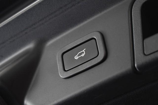 Photo of 2022 Santorini Black Land Rover Range Rover Velar