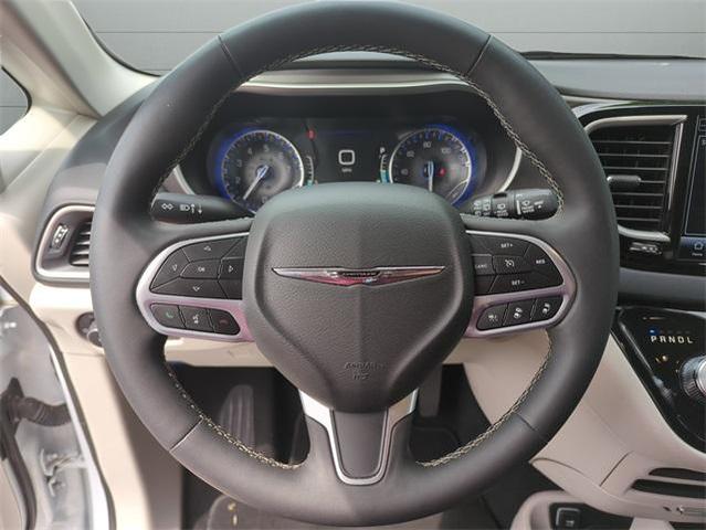 Photo of 2023 Bright White Clearcoat Chrysler Pacifica