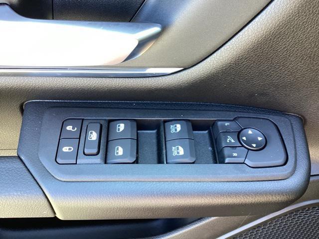 Photo of 2025 Diamond Black Crystal Pearlcoat RAM 1500