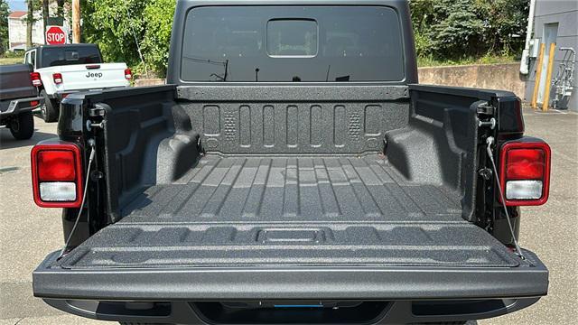 Photo of 2025 Black Clearcoat Jeep Gladiator