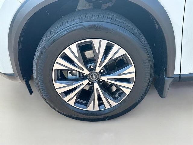 Photo of 2023 Pearl White Tricoat Nissan Rogue