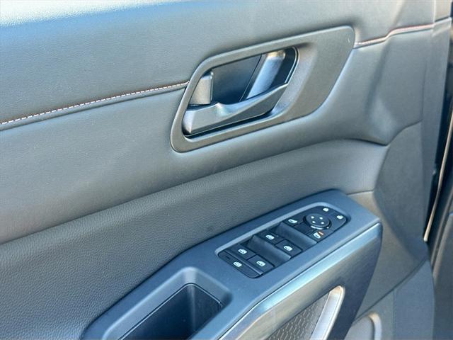 Photo of 2023 Super Black Nissan Pathfinder