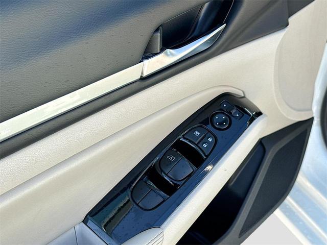 Photo of 2023 Pearl White Tricoat Nissan Altima