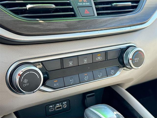 Photo of 2023 Pearl White Tricoat Nissan Altima