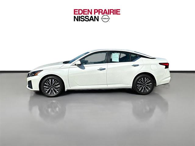 Photo of 2023 Pearl White Tricoat Nissan Altima