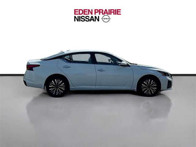 Photo of 2023 Pearl White Tricoat Nissan Altima