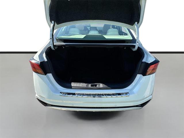 Photo of 2023 Pearl White Tricoat Nissan Altima