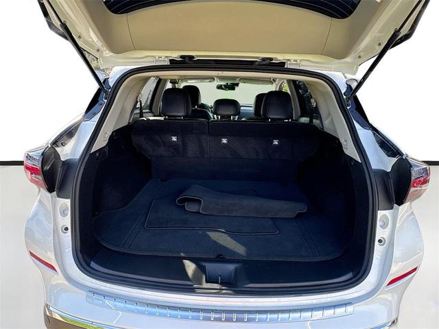 Photo of 2024 Pearl White Tricoat Nissan Murano