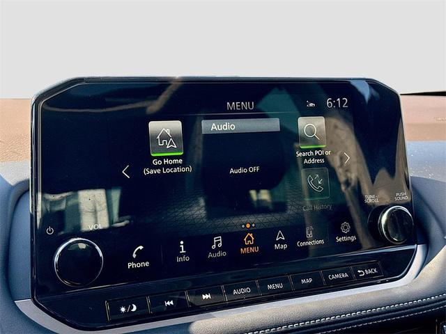 Photo of 2023 Pearl White Tricoat/Super Black Nissan Rogue