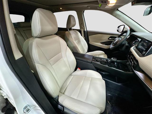 Photo of 2023 Pearl White Nissan Rogue