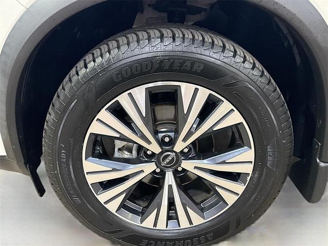 Photo of 2023 Pearl White Nissan Rogue