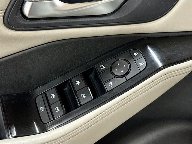 Photo of 2023 Pearl White Nissan Rogue