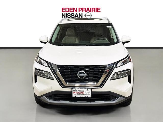 Photo of 2023 Pearl White Nissan Rogue