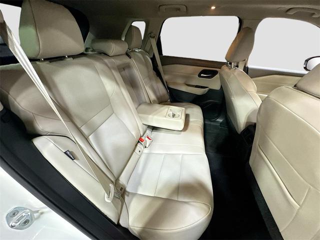 Photo of 2023 Pearl White Nissan Rogue