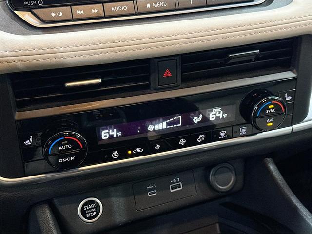 Photo of 2023 Pearl White Nissan Rogue