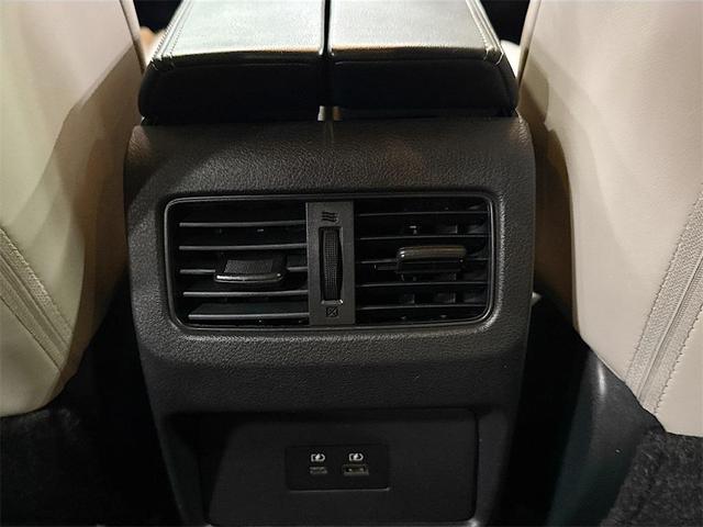 Photo of 2023 Pearl White Nissan Rogue