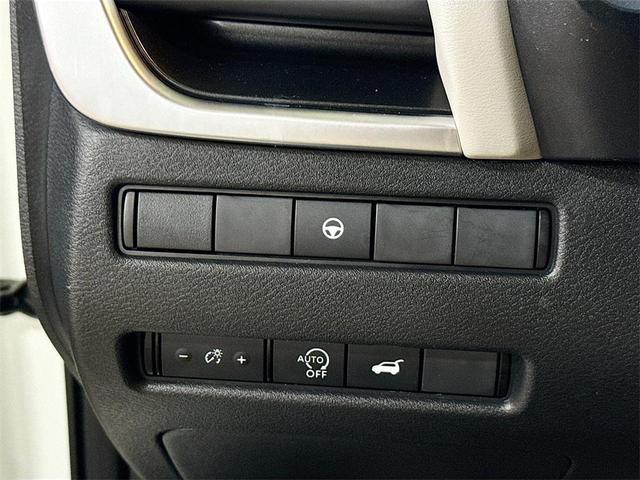 Photo of 2023 Pearl White Nissan Rogue