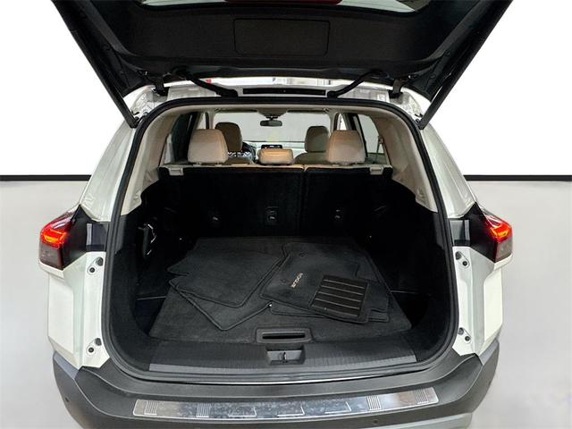 Photo of 2023 Pearl White Nissan Rogue