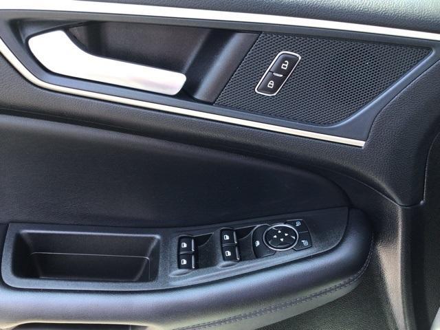 Photo of 2024 Iconic Silver Metallic Ford Edge