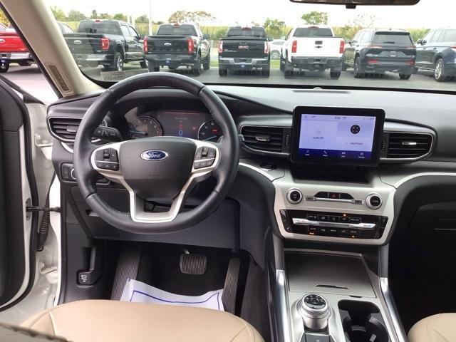 Photo of 2022 White Metallic Ford Explorer