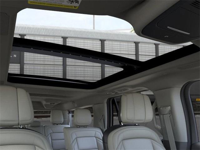 Photo of 2025 Crystal White Metallic Lincoln Navigator L