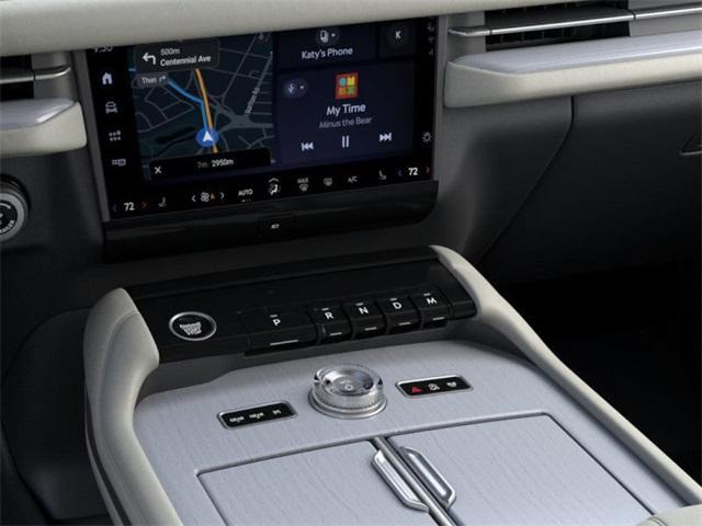 Photo of 2025 Crystal White Metallic Lincoln Navigator L