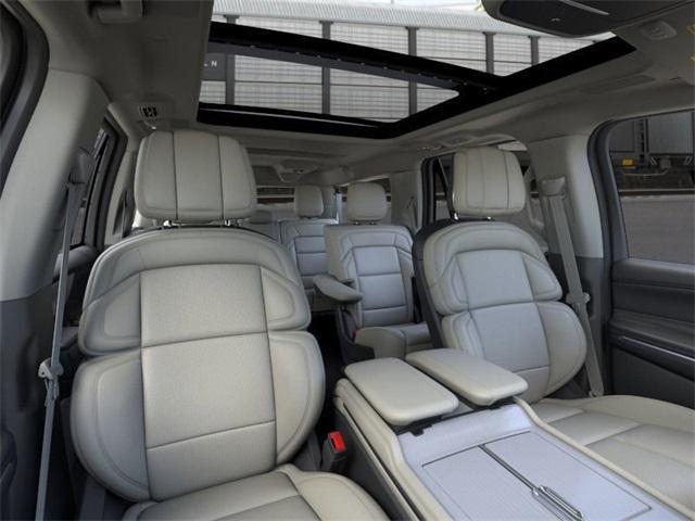 Photo of 2025 Crystal White Metallic Lincoln Navigator L