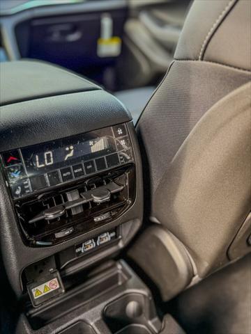 Photo of 2025 Diamond Black Crystal Pearlcoat Jeep Grand Cherokee L