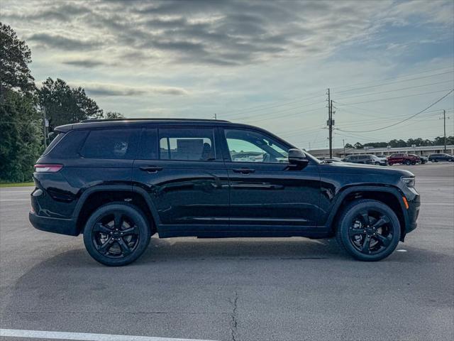Photo of 2025 Diamond Black Crystal Pearlcoat Jeep Grand Cherokee L
