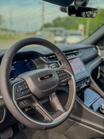Photo of 2025 Diamond Black Crystal Pearlcoat Jeep Grand Cherokee L