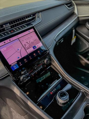 Photo of 2025 Diamond Black Crystal Pearlcoat Jeep Grand Cherokee L