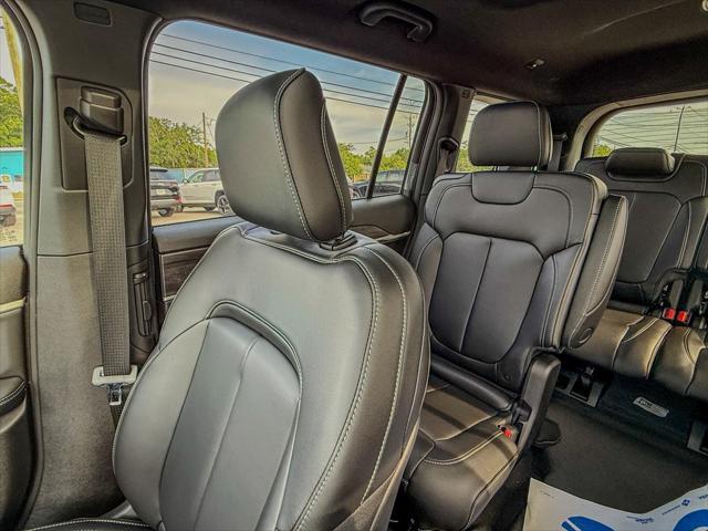 Photo of 2025 Diamond Black Crystal Pearlcoat Jeep Grand Cherokee L
