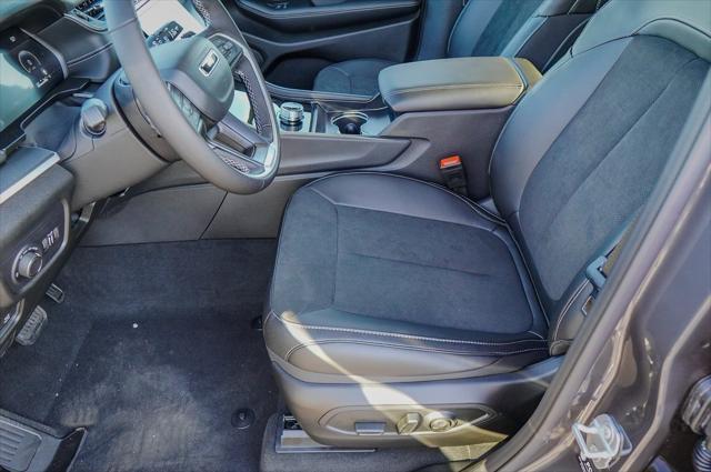 Photo of 2025 Baltic Gray Metallic Clearcoat Jeep Grand Cherokee L