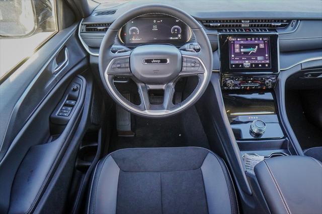 Photo of 2025 Baltic Gray Metallic Clearcoat Jeep Grand Cherokee L