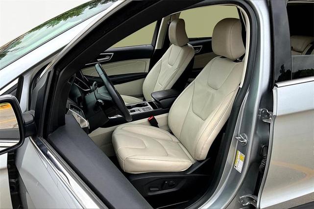 Photo of 2022 Silver Metallic Ford Edge