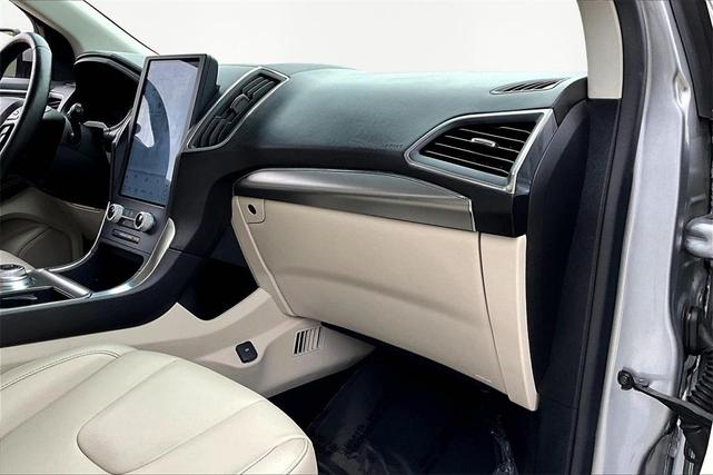 Photo of 2022 Silver Metallic Ford Edge