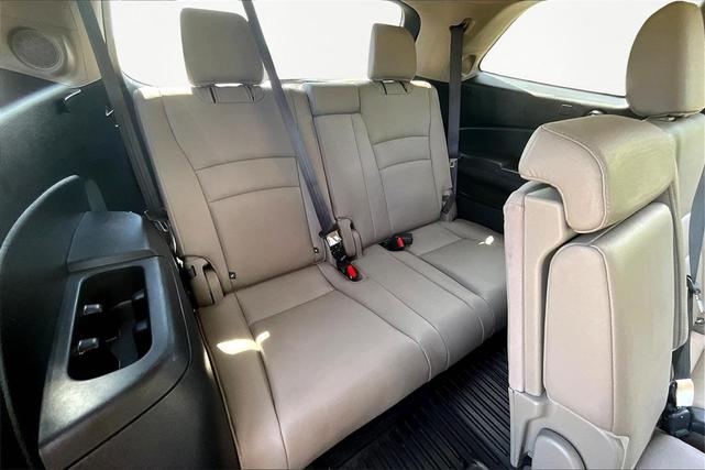 Photo of 2017 White Diamond Pearl Honda Pilot