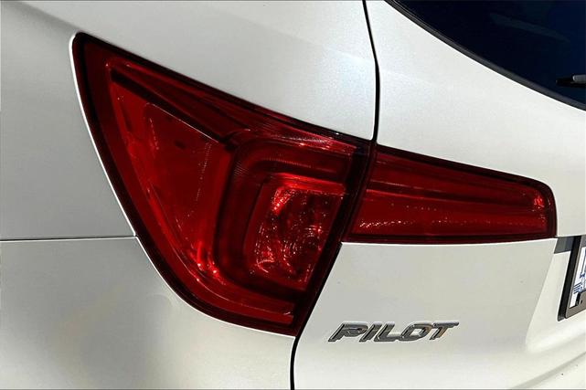 Photo of 2017 White Diamond Pearl Honda Pilot