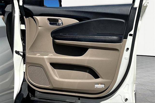 Photo of 2017 White Diamond Pearl Honda Pilot