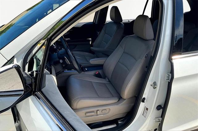 Photo of 2017 White Diamond Pearl Honda Pilot