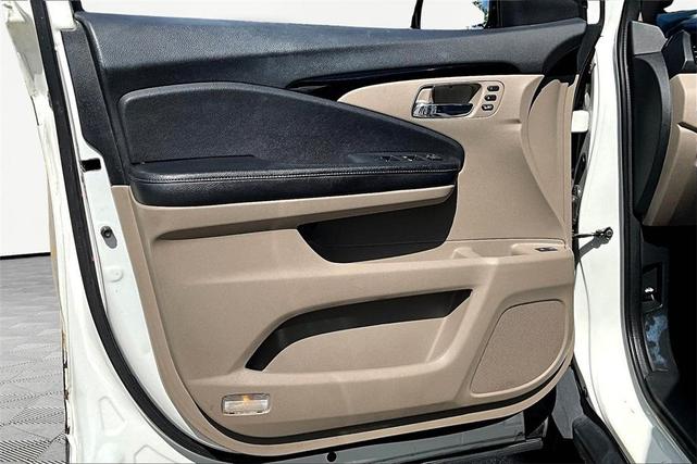 Photo of 2017 White Diamond Pearl Honda Pilot