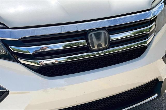 Photo of 2017 White Diamond Pearl Honda Pilot