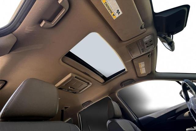 Photo of 2017 White Diamond Pearl Honda Pilot